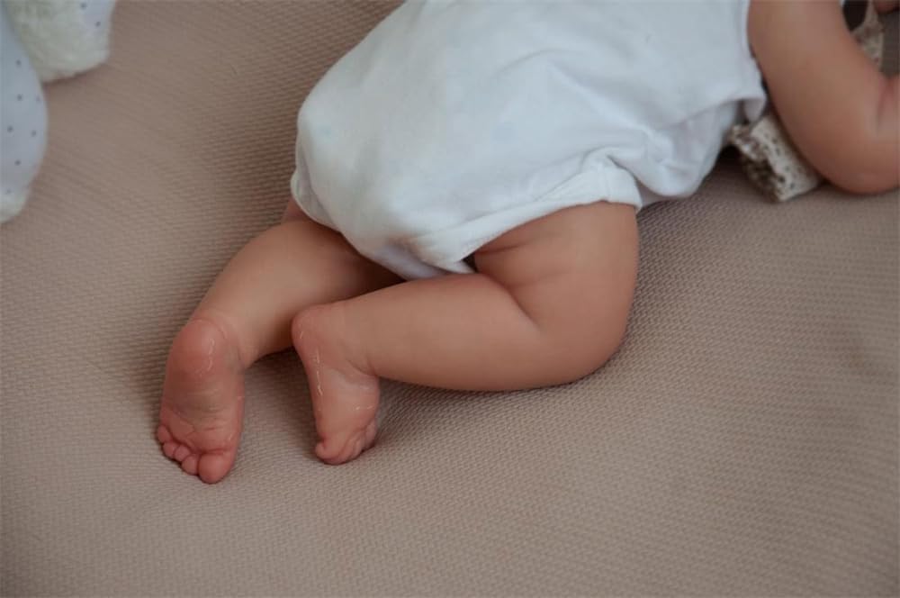 Лялька Anano Lifelike Baby 50 см Reborn Реалістична новонароджена дівчинка силіконова з нагрудником та волоссям, фото №6
