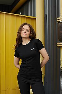Жіноча футболка Nike чорна - Фото 1