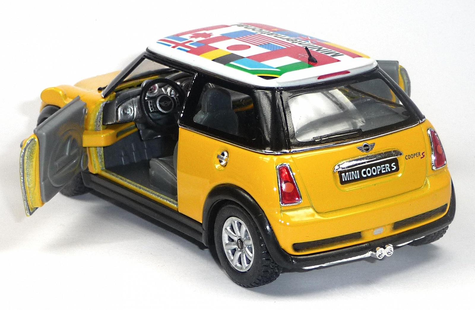 Модель Generisch Сумісна Міні Купер S Жовта з Міжнародними Прапорами Приблизно 12.5 см, фото №4