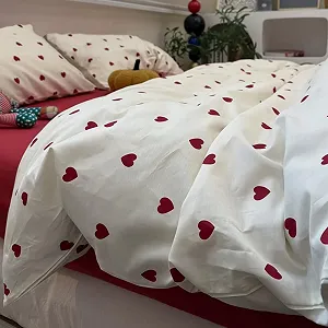 Постельное белье AShanlan 135 x 200 см, красно-белое, сердца, микрофибра, набор: покрывало на одеяло и наволочка 80 x 80 см, на молнии - Фото 1