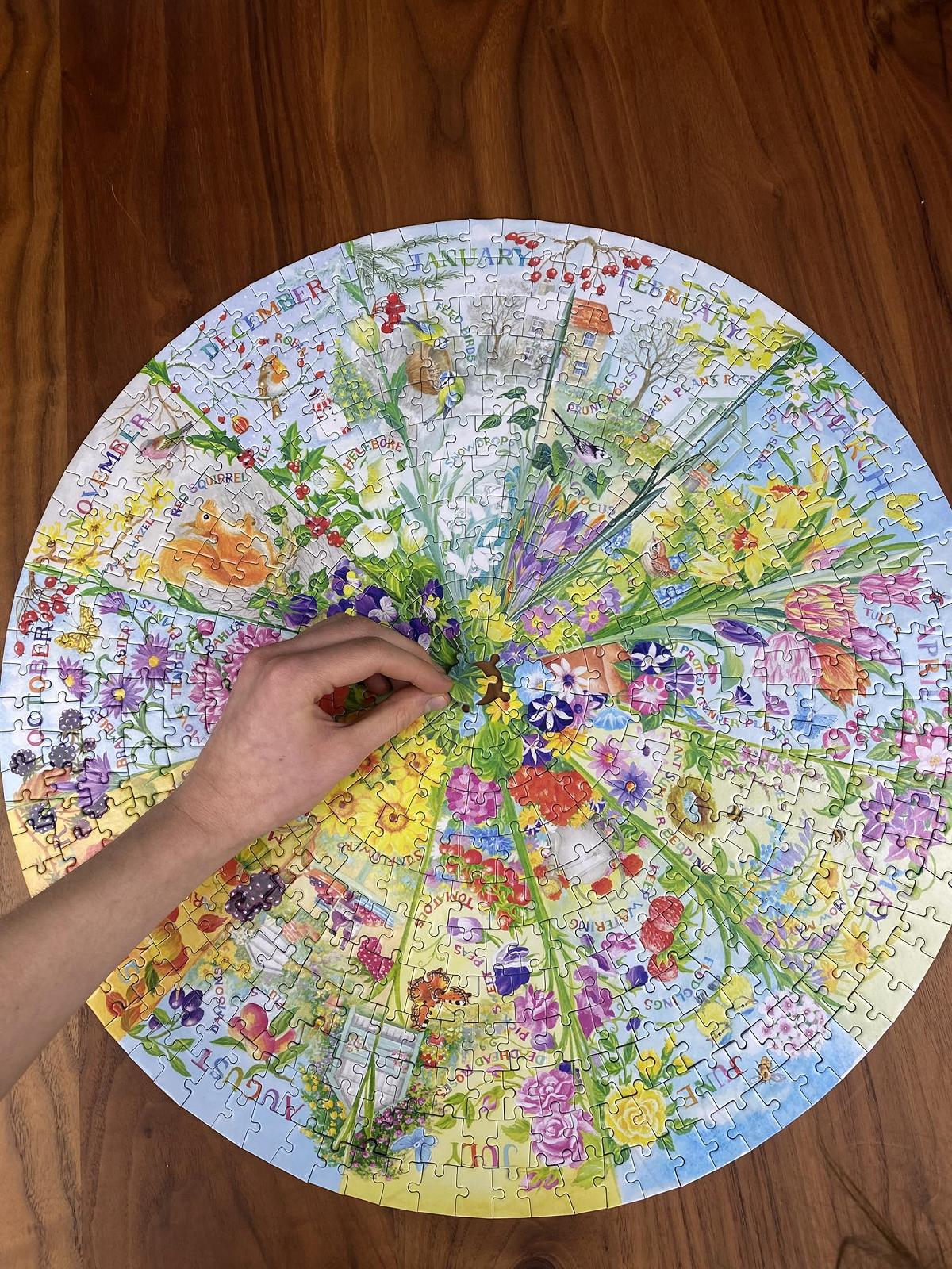 Пазл Gibsons Games A Year in the Garden Circle круглый 500 элементов 100% переработанный картон, фото №3 Пазл Gibsons Games A Year in the Garden Circle круглый 500 элементов 100% переработанный картон, фото №3