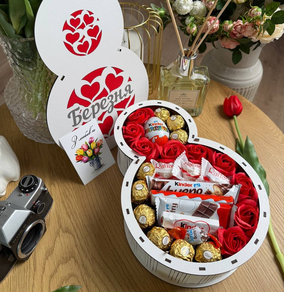 Подарочный бокс на 8 марта с конфетами, фото №1 Подарочный бокс на 8 марта с конфетами, фото №1