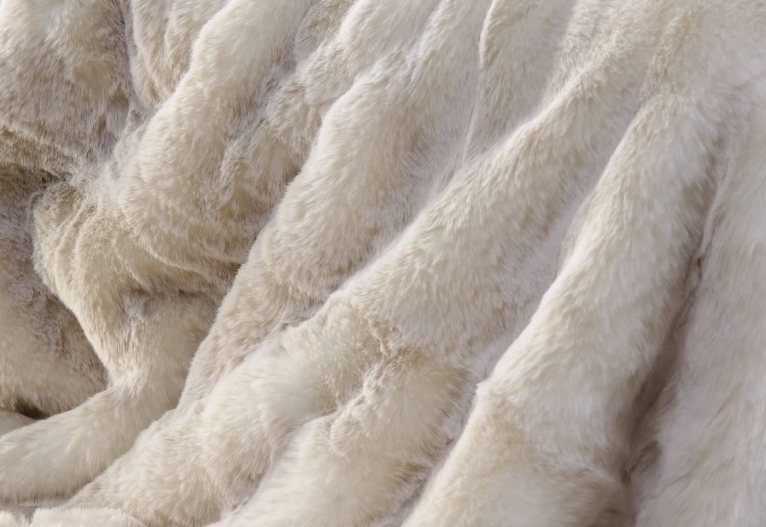 Покрывало Wohnen & Accessoires Premium Fur Blanket Polar Wolf Искусственный мех Плед Уютный и комфортный 170 x 220 см, фото №2 Покрывало Wohnen & Accessoires Premium Fur Blanket Polar Wolf Искусственный мех Плед Уютный и комфортный 170 x 220 см, фото №2