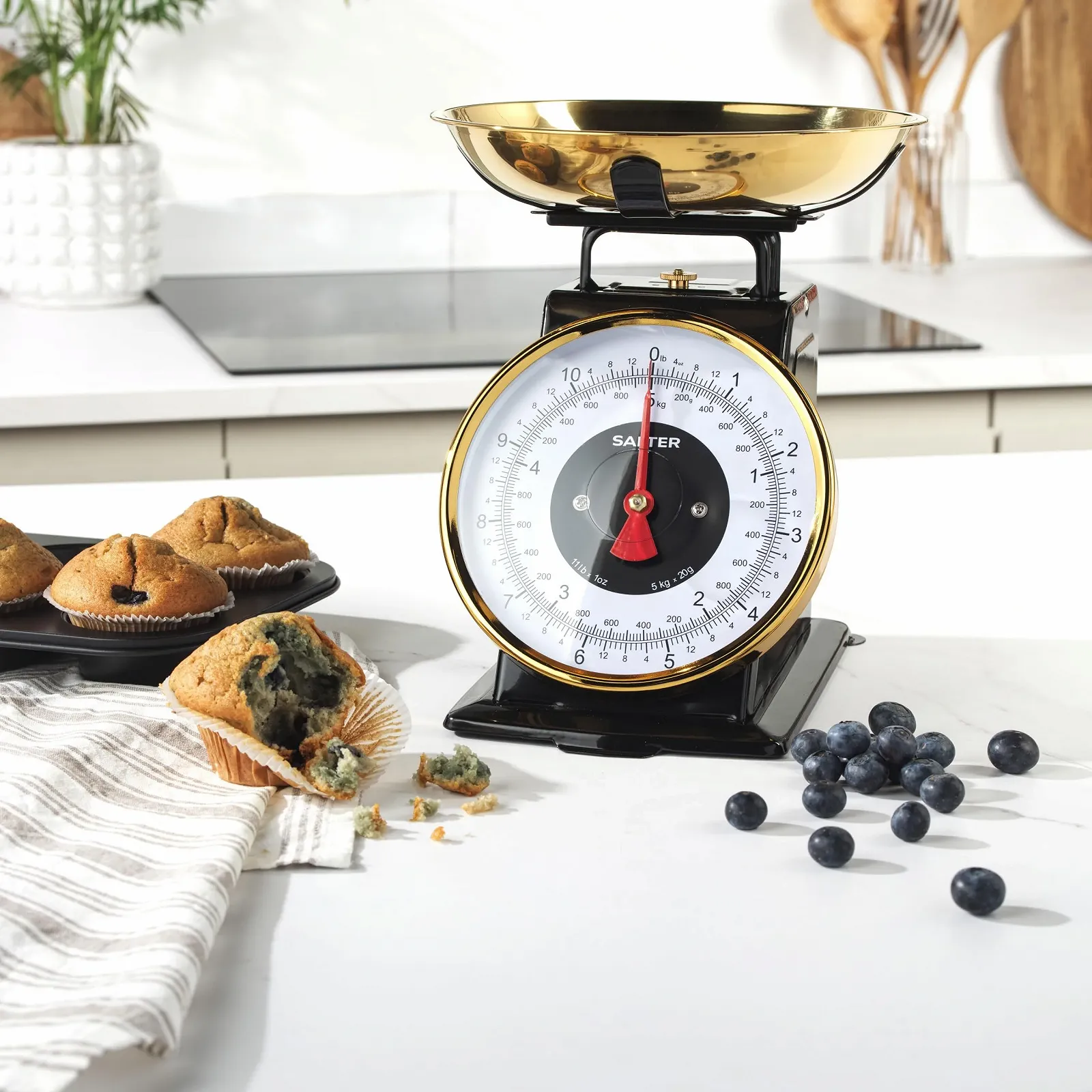 Кухонні ваги Salter Timeless Mechanical 5 kg 1 L Black/Gold, фото №5 Кухонні ваги Salter Timeless Mechanical 5 kg 1 L Black/Gold, фото №5