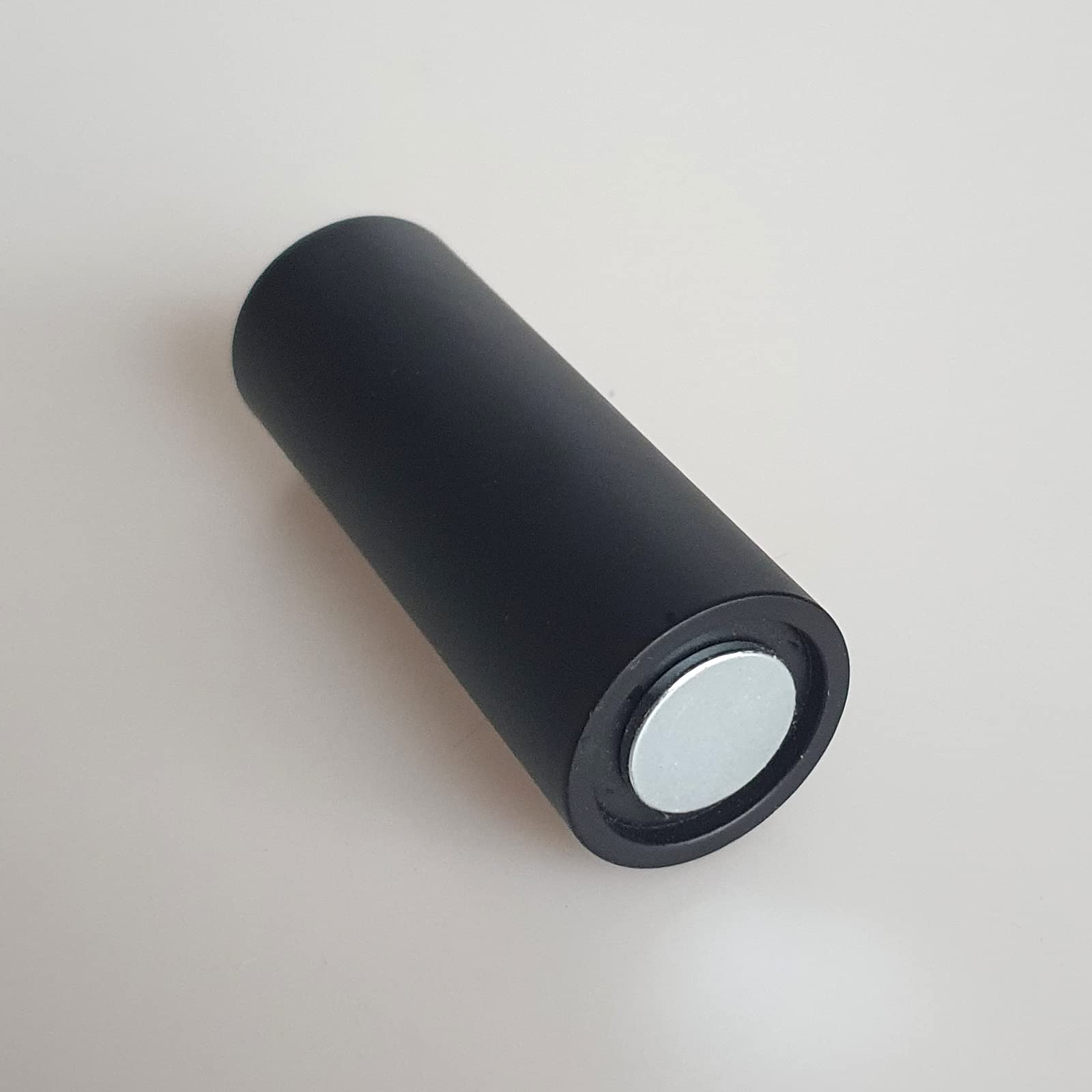 Свічник Deko und Band Металевий з магнітом 7.5 x 2.3 см Чорний матовий для тонких свічок, фото №3 Свічник Deko und Band Металевий з магнітом 7.5 x 2.3 см Чорний матовий для тонких свічок, фото №3