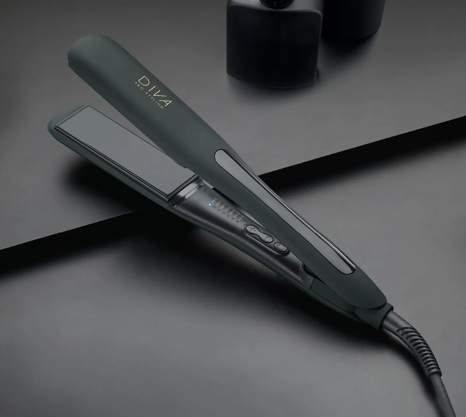 Выпрямитель для волос Diva Pro Styling Wide Digital Styler Экстраширокие керамические пластины Кабель 3 м Черный, фото №2 Выпрямитель для волос Diva Pro Styling Wide Digital Styler Экстраширокие керамические пластины Кабель 3 м Черный, фото №2