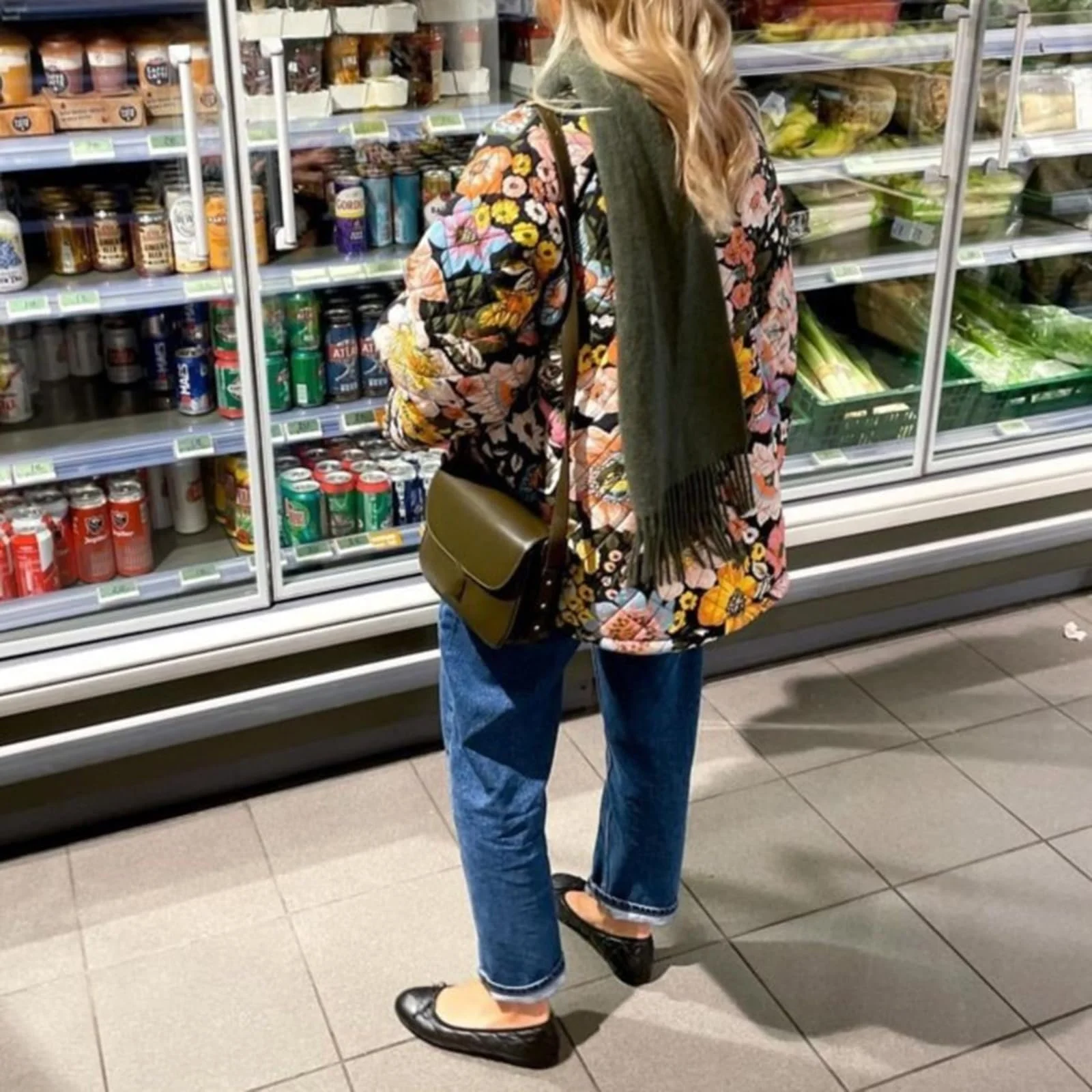 Легка жіноча куртка-пуховик з квітковим принтом на ґудзиках, з довгими рукавами, утеплена, тепла зимова, фото №5 Легка жіноча куртка-пуховик з квітковим принтом на ґудзиках, з довгими рукавами, утеплена, тепла зимова, фото №5