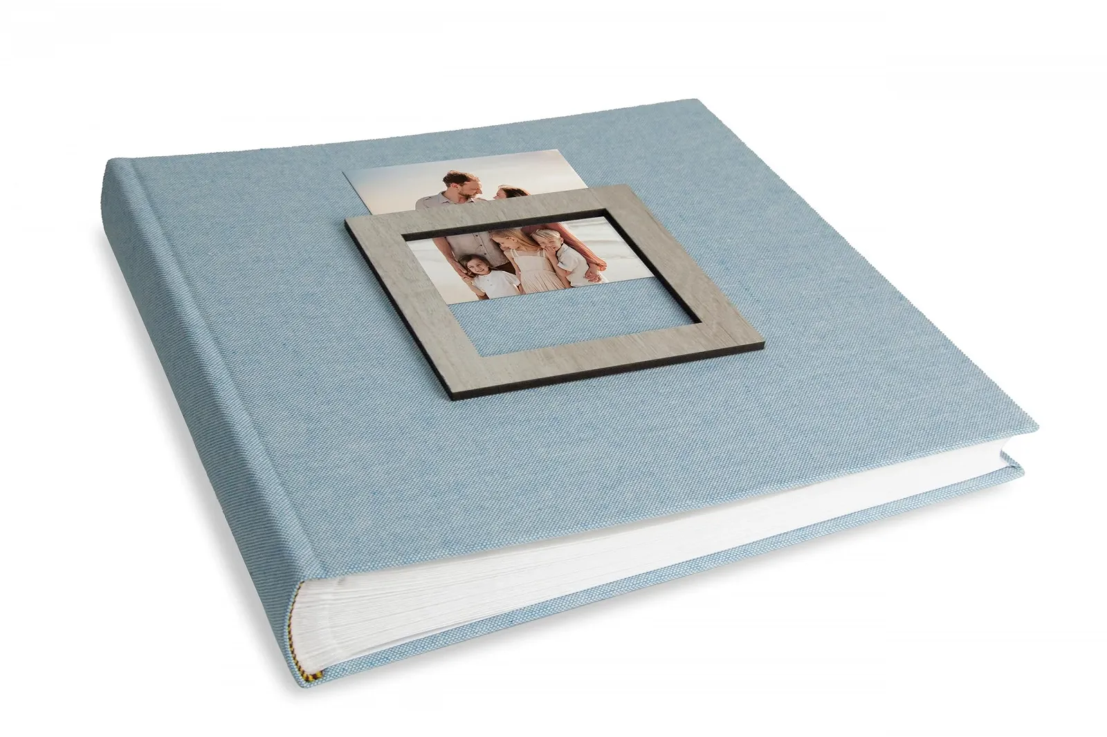 Фотоальбом Mareli 31x31 80 страниц, разделенных папиросной бумагой, светло-голубая льняная обложка с деревянной фоторамкой на обложке, фото №2 Фотоальбом Mareli 31x31 80 страниц, разделенных папиросной бумагой, светло-голубая льняная обложка с деревянной фоторамкой на обложке, фото №2