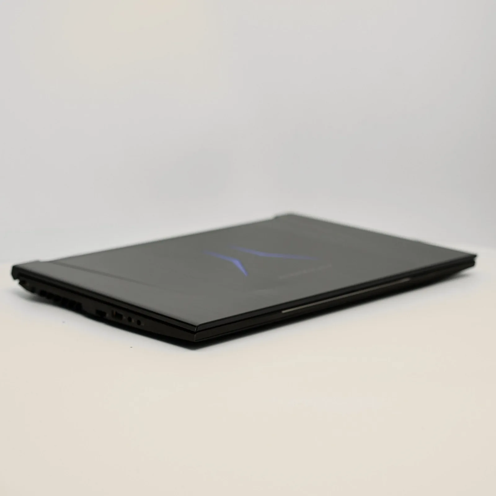 Ноутбук 15,6" Medion (Lenovo Group) Erazer X15805 | Intel Core i7-8750H | RAM 16 ГБ | IPS (1920x1080) Full HD | SSD 512 ГБ | HDD 1 ТБ | Nvidia GeForce RTX 2070 with Max-Q Desing, 8 ГБ | металевий корпус | Win10 б/в (5062), фото №3