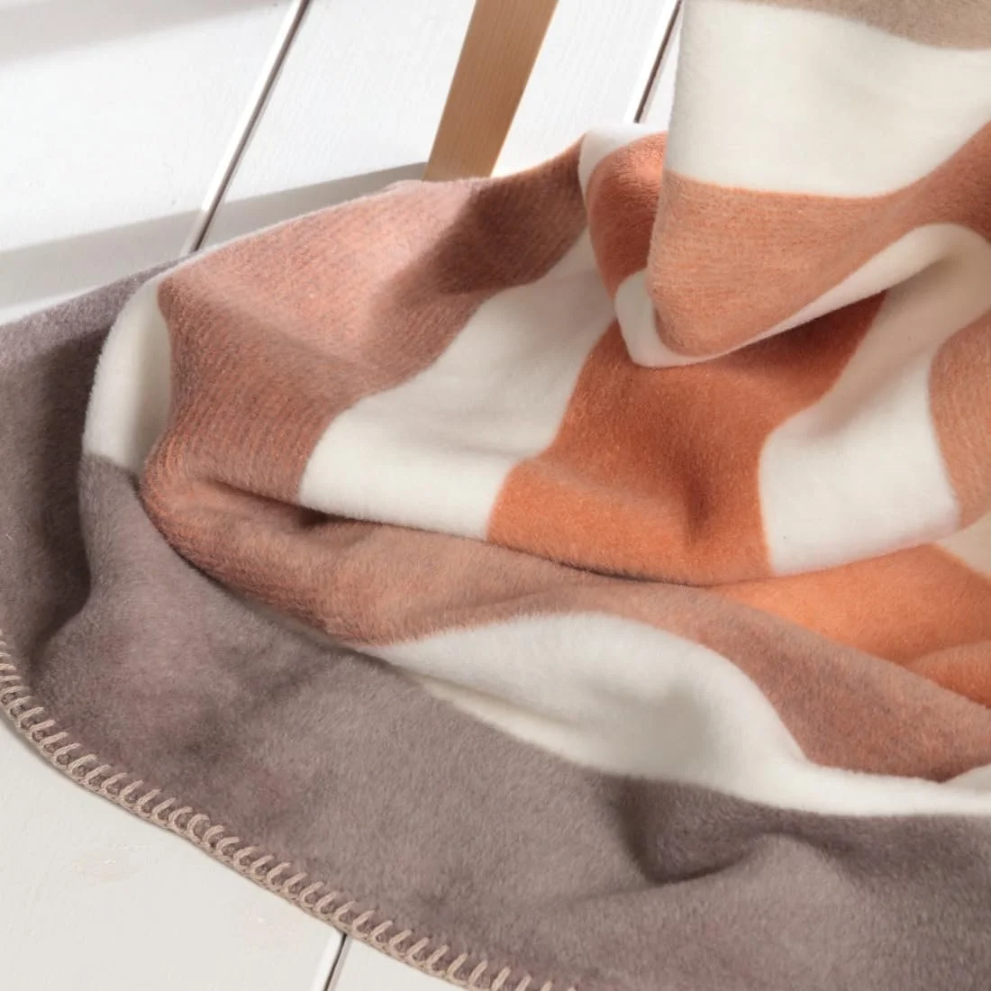 Плед Biederlack Soft Cuddly 'Natural Horizon' I Сделано в Германии I Полосатый плед в натуральных тонах I Покрывало 150 x 200 см I Плед для дивана из хлопка и полиакрила I Oeko-Tex Made in Green, фото №8