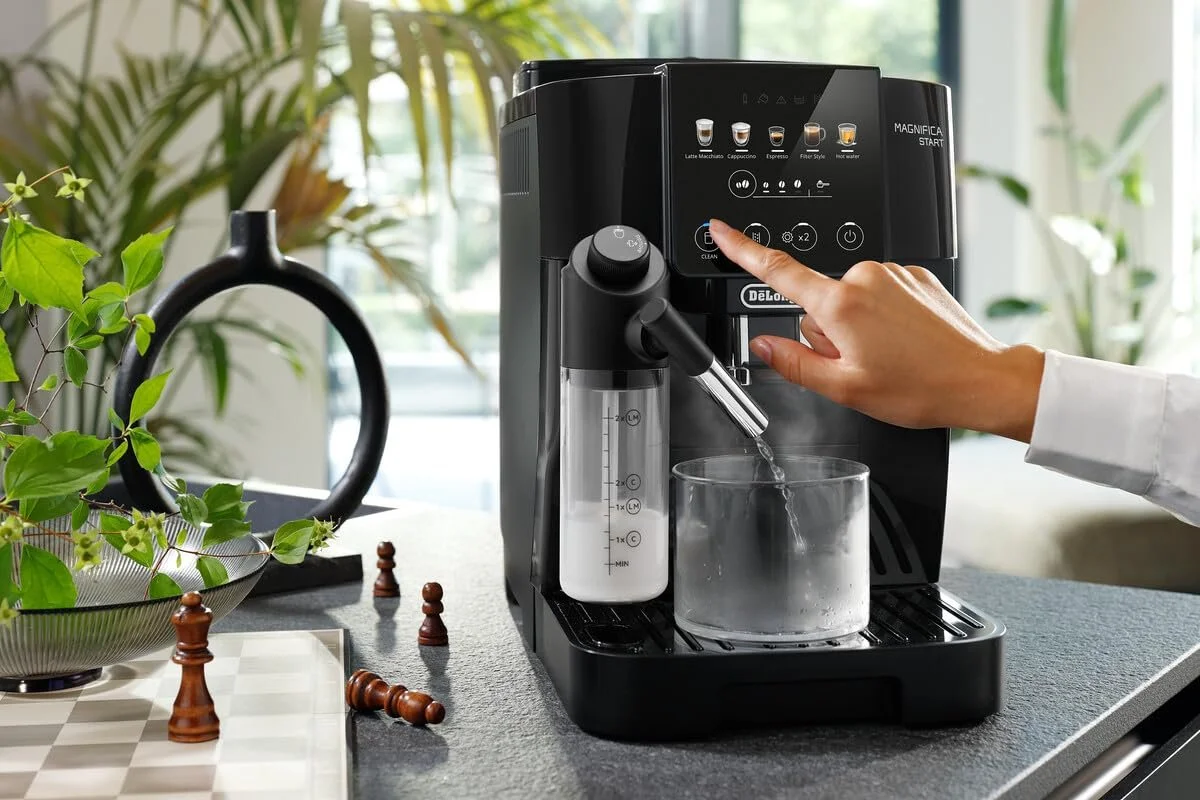 Кавомашина автоматична De'Longhi Magnifica Start ECAM220.91.B з системою LatteCrema для автоматичного капучино, 5 кнопок прямого набору, панель управління Soft Touch, функція x2, чорна, фото №3 Кавомашина автоматична De'Longhi Magnifica Start ECAM220.91.B з системою LatteCrema для автоматичного капучино, 5 кнопок прямого набору, панель управління Soft Touch, функція x2, чорна, фото №3