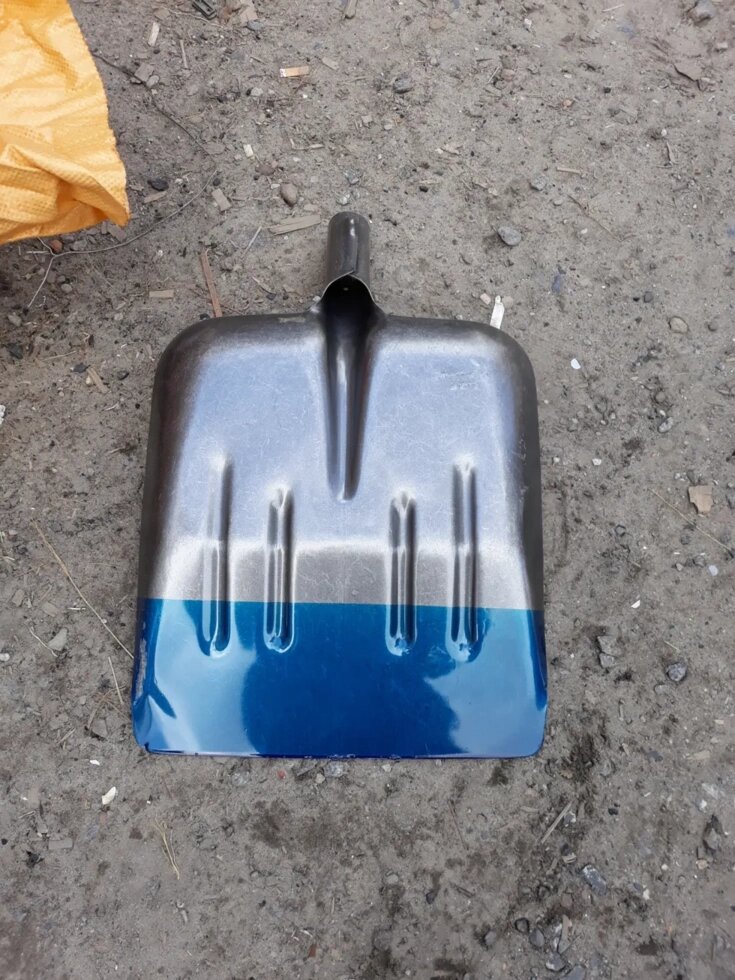 Лопата Снег Зерно из рельсовой стали синей полоской, фото №2 Лопата Снег Зерно из рельсовой стали синей полоской, фото №2