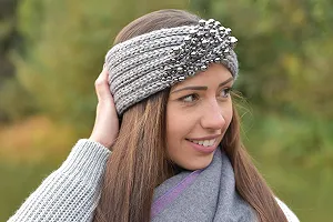 Вязаная повязка на голову женская styleBREAKER с завязкой, узлом и жемчугом 04026022, цвет: Old Rose цена на synthetic.ua - Фото 1 Вязаная повязка на голову женская styleBREAKER с завязкой, узлом и жемчугом 04026022, цвет: Old Rose synthetic.ua - Фото 1