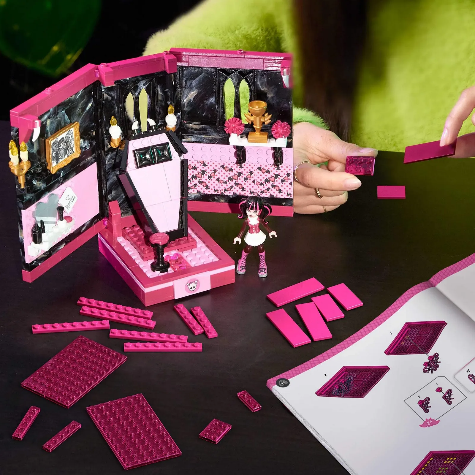 Лялька MEGA Monster High HXJ88 Крипта з книги-примари Дракулори, фото №5 Лялька MEGA Monster High HXJ88 Крипта з книги-примари Дракулори, фото №5