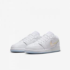 Кроссовки Nike Air Jordan 1 Low GS белые ледяной синий блестящий Swoosh, размер 39 synthetic.ua - Фото 1