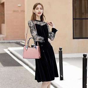 Сумка женская FOLOVEYA, с узором крокодила, розовая synthetic.ua - Фото 1