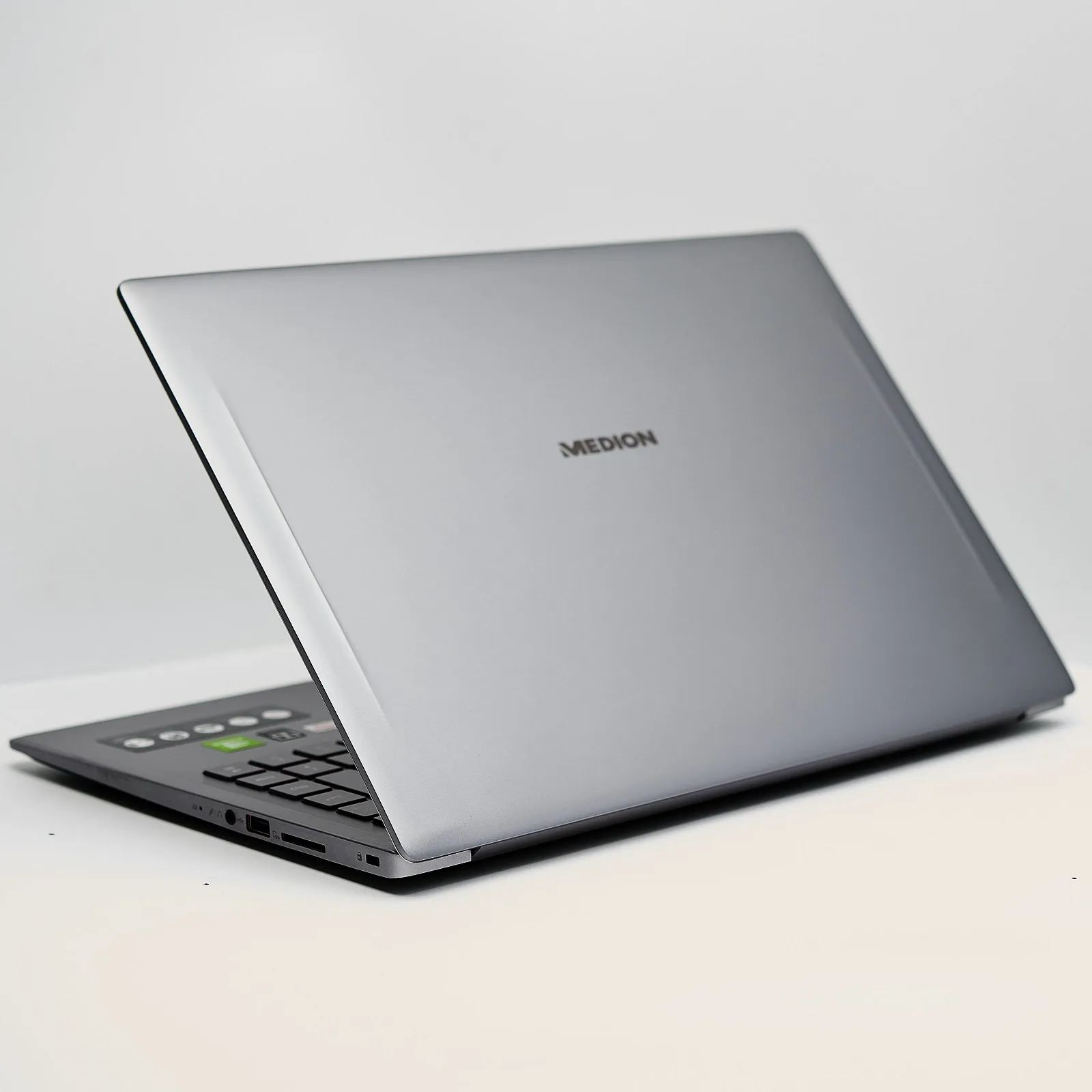 Ноутбук 15.6'' Medion (Lenovo Group) Akoya S6446 | Intel Core i5-8265U | IPS (1920x1080) FullHD | RAM 8 ГБ | SSD 256 ГБ | Nvidia GeForce MX250 | Intel UHD Graphics 620 | Металевий корпус | Ультрабук | Win11 (5019), фото №6