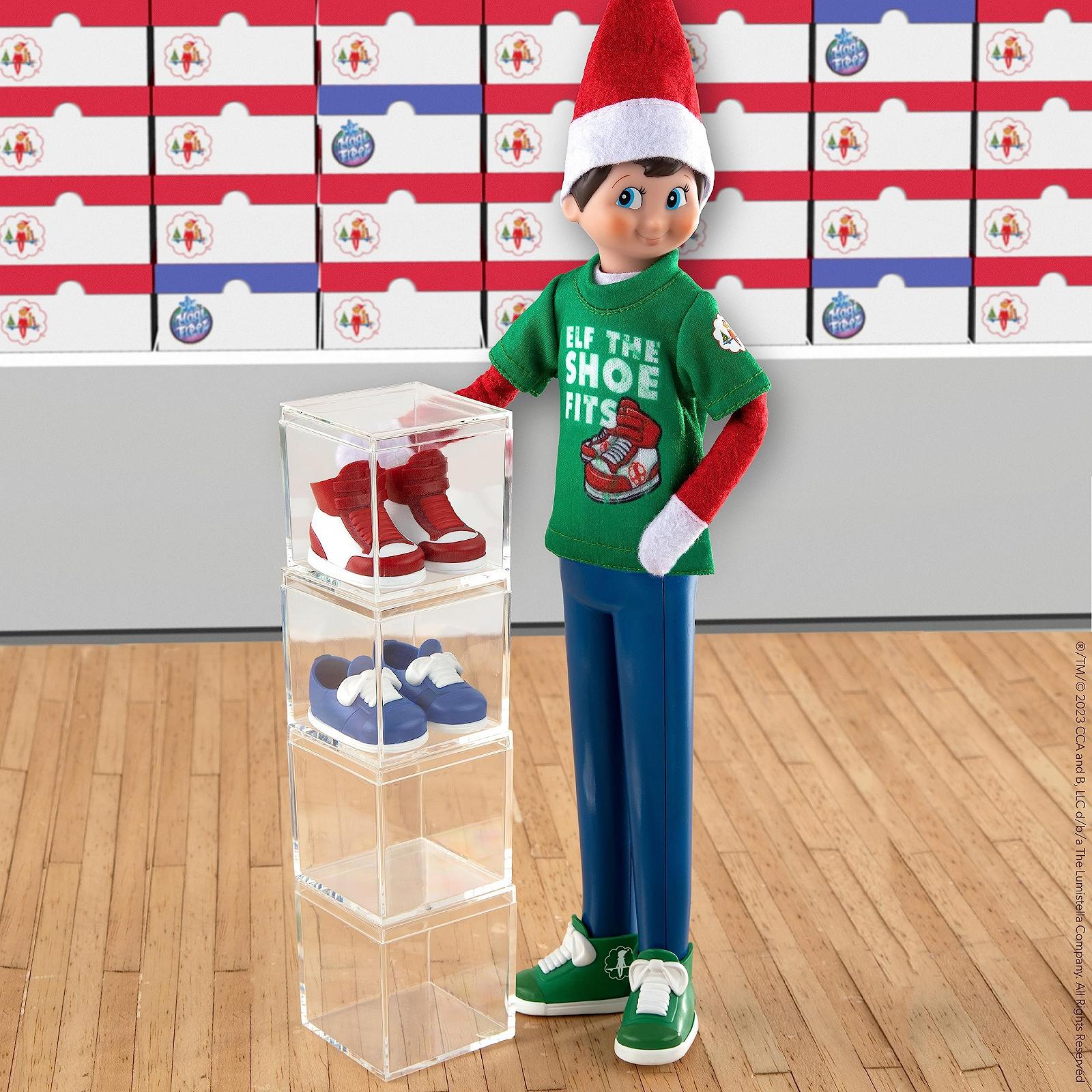 Одяг The Elf on The Shelf MagiFreez Cool Sneaker Set з футболкою та 3 парами кросівок для помічника ельфа, фото №6 Одяг The Elf on The Shelf MagiFreez Cool Sneaker Set з футболкою та 3 парами кросівок для помічника ельфа, фото №6