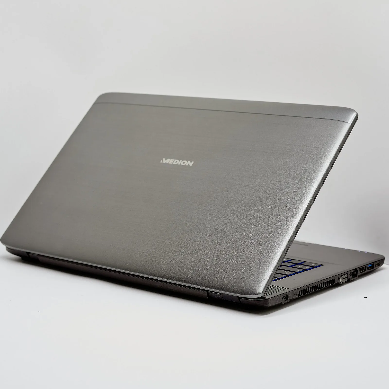 Ігровий ноутбук 17,3" Medion (Lenovo Group) Erazer P7643 Intel i5-6200U RAM 8 ГБ SSD 256 ГБ HDD 1 ТБ Nvidia GTX 950M б/в Win10 (4713), фото №5