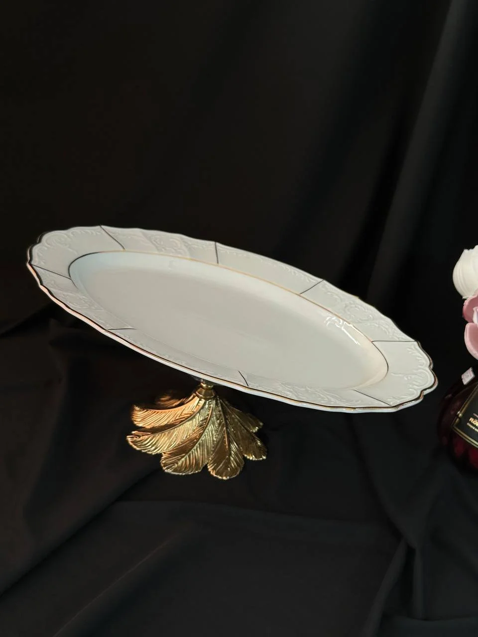 Блюдо на золотій ніжці пелюстка 34х22 см порцеляна, фото №1 Блюдо на золотій ніжці пелюстка 34х22 см порцеляна, фото №1