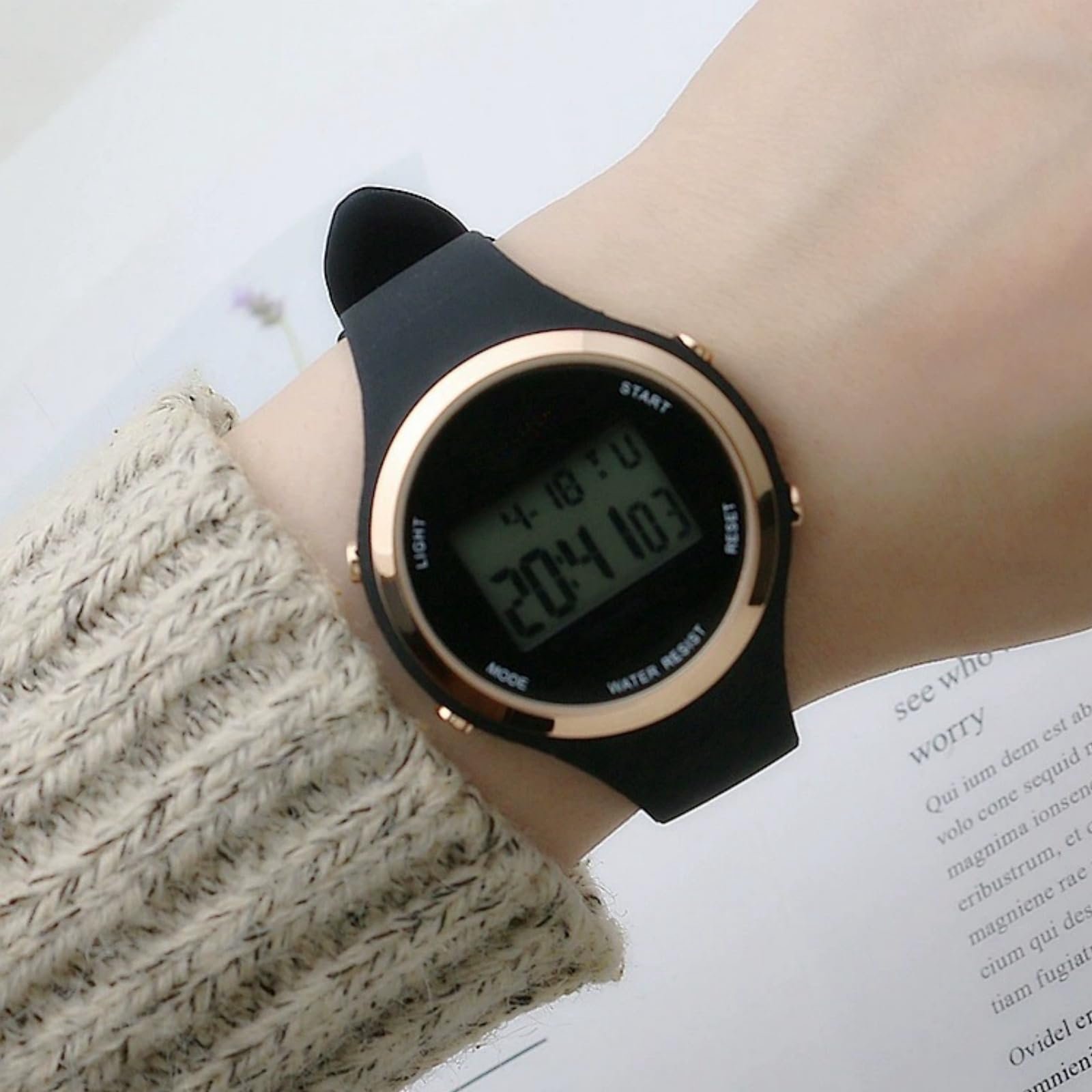 Цифровий годинник SingHao для жінок та чоловіків, для щоденного використання, у використанні, фото №7