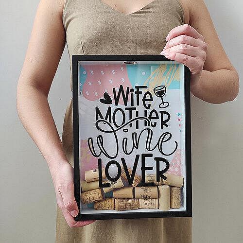 Копилки Presentville для винных пробок "Wife mother wine lover" 30,5х21,5х4 см VIN_20A006, фото №1 Копилки Presentville для винных пробок "Wife mother wine lover" 30,5х21,5х4 см VIN_20A006, фото №1