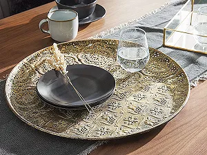 Декоративний піднос круглий металевий золотий в стилі Гламур Kitnos для вітальні та кухні ціна на synthetic.ua - Фото 1 Декоративний піднос круглий металевий золотий в стилі Гламур Kitnos для вітальні та кухні synthetic.ua - Фото 1