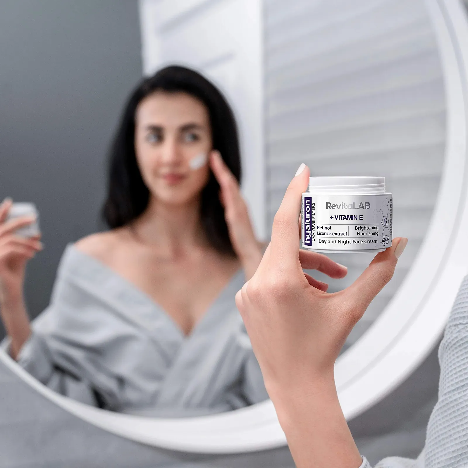 Крем для лица дневной и ночной RevitaLAB Hyaluronic Anti-Ageing с витамином A (ретинолом), витамином E, экстрактом корня солодки, гиалуроновой кислотой и УФ-фильтром, для возраста от 60 до 75 лет, 50 мл, фото №6 Крем для лица дневной и ночной RevitaLAB Hyaluronic Anti-Ageing с витамином A (ретинолом), витамином E, экстрактом корня солодки, гиалуроновой кислотой и УФ-фильтром, для возраста от 60 до 75 лет, 50 мл, фото №6