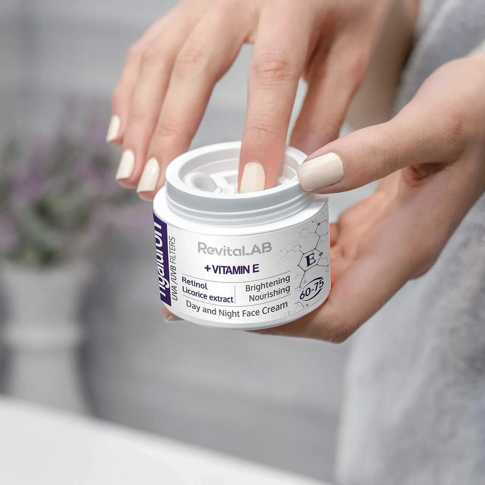 Крем для лица дневной и ночной RevitaLAB Hyaluronic Anti-Ageing с витамином A (ретинолом), витамином E, экстрактом корня солодки, гиалуроновой кислотой и УФ-фильтром, для возраста от 60 до 75 лет, 50 мл, фото №4 Крем для лица дневной и ночной RevitaLAB Hyaluronic Anti-Ageing с витамином A (ретинолом), витамином E, экстрактом корня солодки, гиалуроновой кислотой и УФ-фильтром, для возраста от 60 до 75 лет, 50 мл, фото №4
