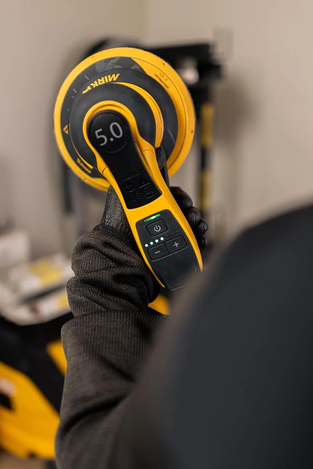 Профессиональная шлифмашина Mirka DEROS II / 10000 об/мин / 400 Вт / 125 и 150 мм / Орбита 5 мм / Черно-желтая, фото №5 Профессиональная шлифмашина Mirka DEROS II / 10000 об/мин / 400 Вт / 125 и 150 мм / Орбита 5 мм / Черно-желтая, фото №5