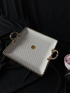 Блюдо з порцеляни з золотою оконтовкою на золотій ніжці 27 см ціна на synthetic.ua - Фото 1 Блюдо з порцеляни з золотою оконтовкою на золотій ніжці 27 см synthetic.ua - Фото 1