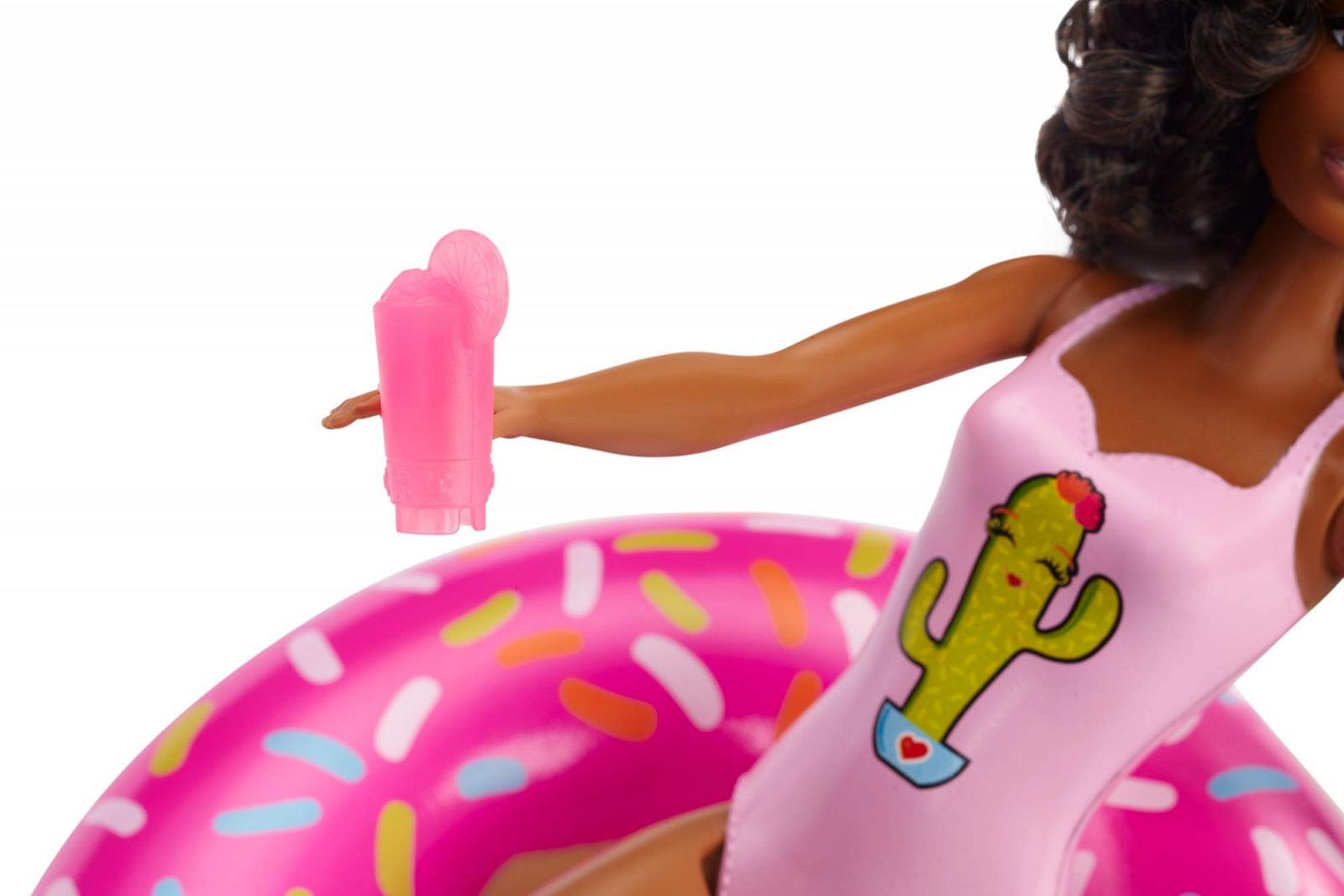 Кукла Barbie GHT21 и игровой набор с надувным пончиком, столиком и другим, фото №3
