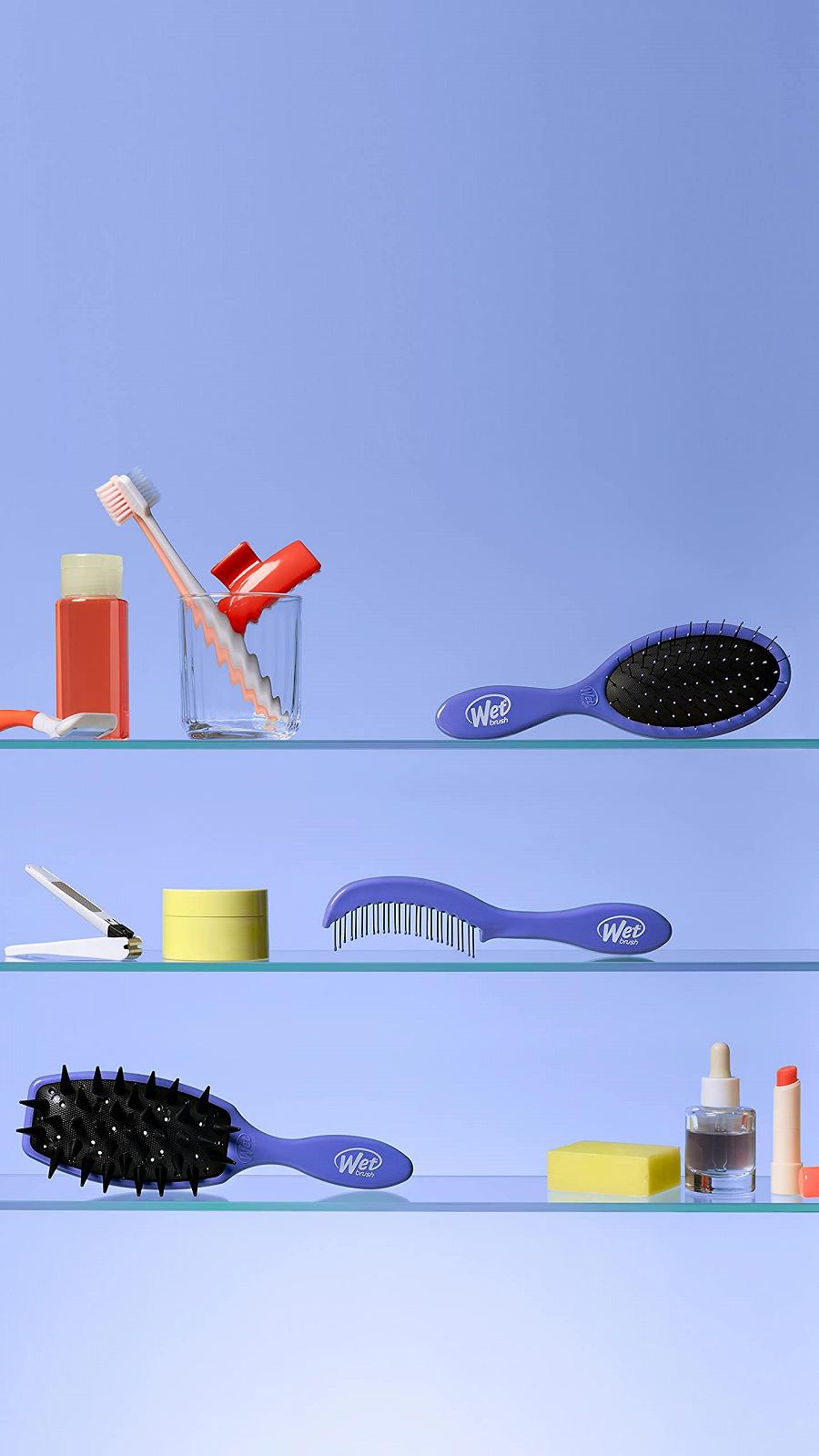 Щітка WetBrush Custom Care Treatment для рівномірного розподілу продукту, допомагає зменшити випадіння та ламкість волосся з додатковими дренажними отворами, фіолетова, фото №6