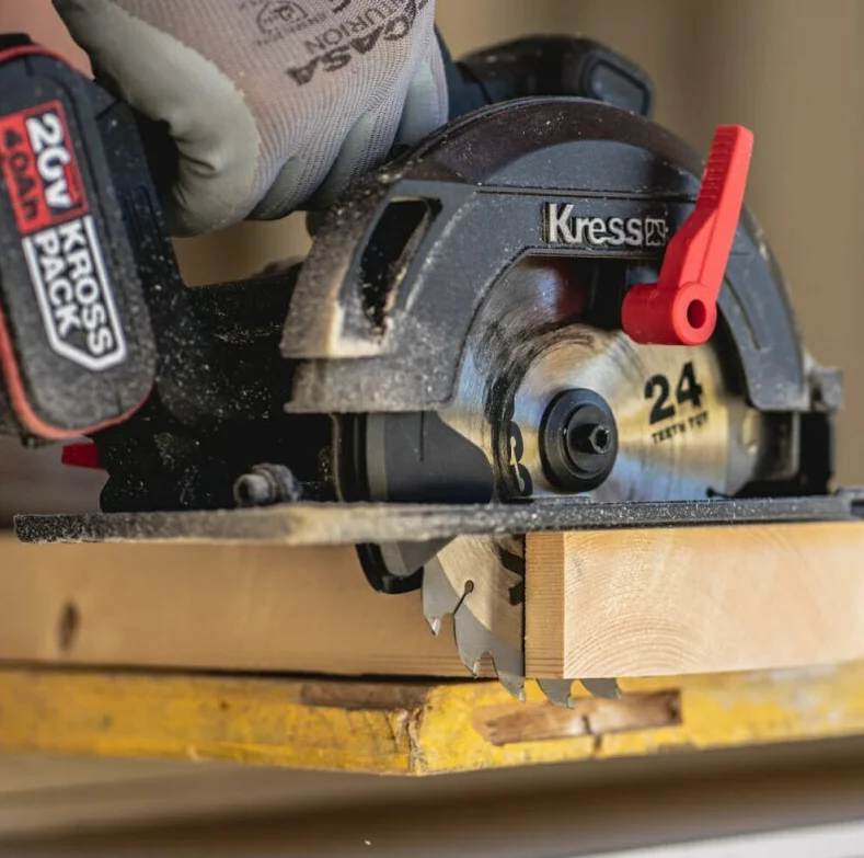 Акумуляторна циркулярная пила Kress KUE12.1 / 20V 2 х 4Ah / 5200 об/мин / 165 мм / Бесщеточная / Черная, фото №6