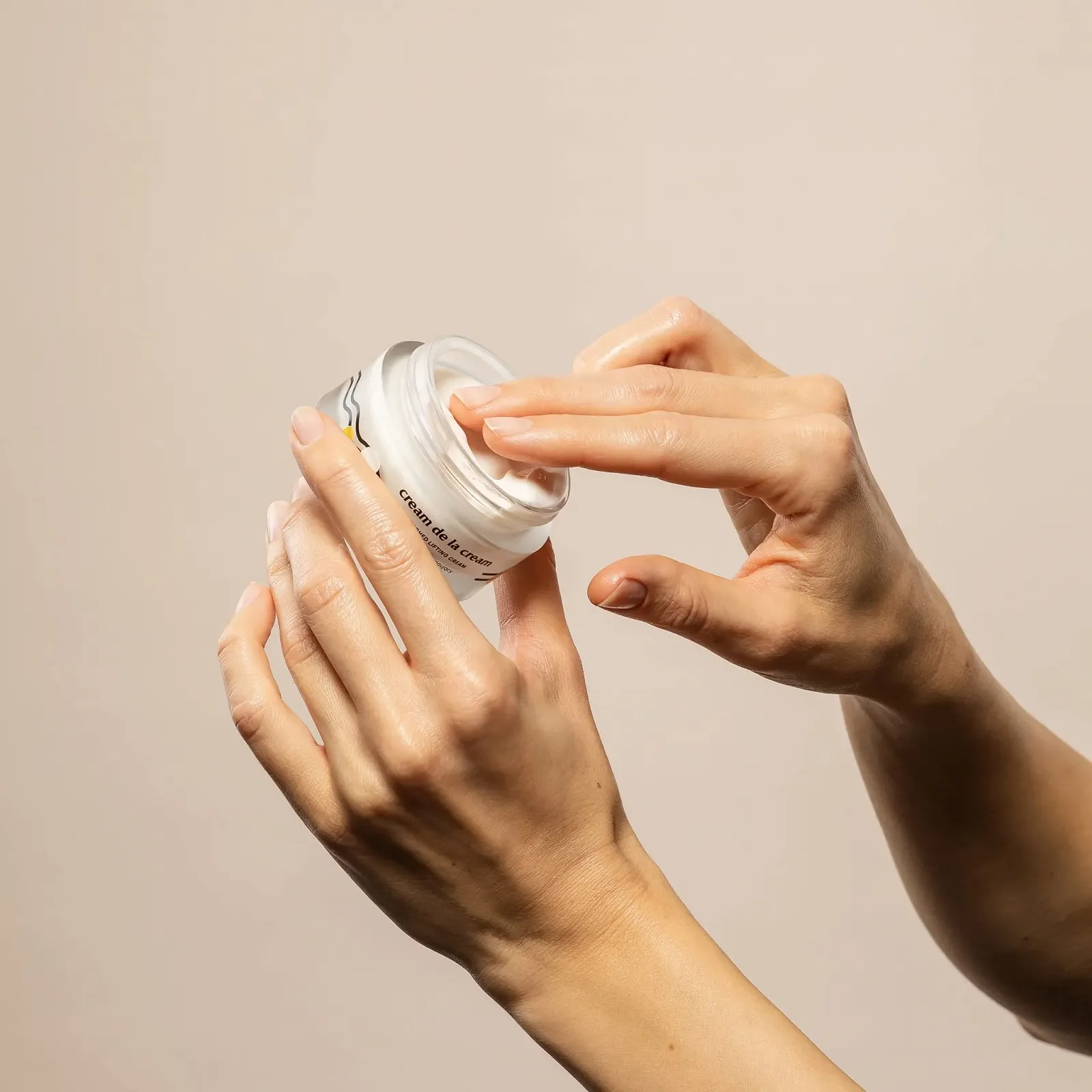 Крем для обличчя Resibo Natural Lifting Cream de la Cream натуральна косметика антивіковий з гіалуроновою кислотою 50 мл, фото №3 Крем для обличчя Resibo Natural Lifting Cream de la Cream натуральна косметика антивіковий з гіалуроновою кислотою 50 мл, фото №3