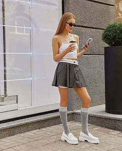 Сірі півсезонні гольфи під коліном з білими смужками для дівчини synthetic.ua - Фото 1