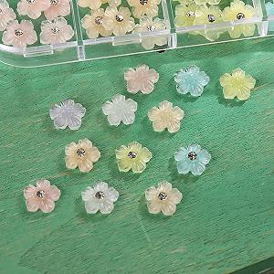 3D Подвески для ногтей Цветы из смолы Разноцветные, диаметр 1 см synthetic.ua - Фото 1