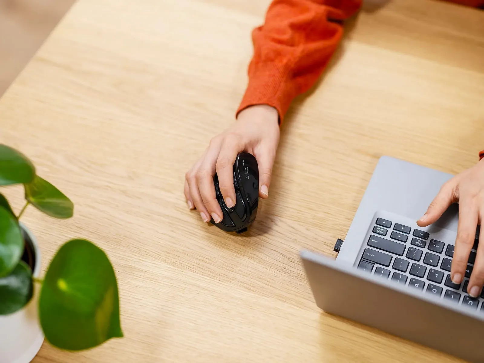 Мышь Trust Voxx Vertical Беспроводная, перезаряжаемая, эргономичная, Bluetooth и 2.4 GHz, 9 кнопок, 1200-2400 DPI, черная, фото №8