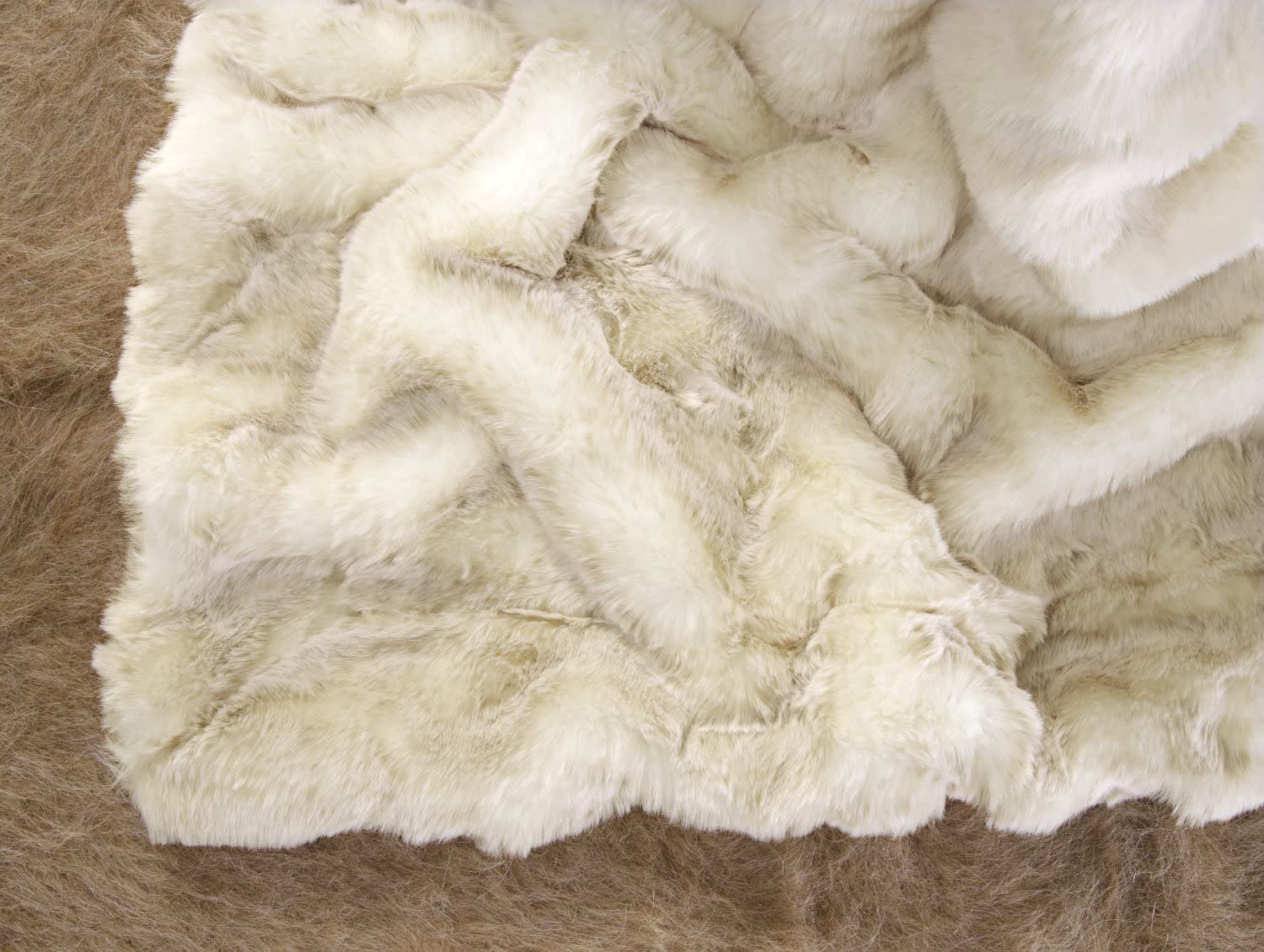Покрывало Wohnen & Accessoires Premium Fur Blanket Polar Wolf Искусственный мех Плед Уютный и комфортный 170 x 220 см, фото №7 Покрывало Wohnen & Accessoires Premium Fur Blanket Polar Wolf Искусственный мех Плед Уютный и комфортный 170 x 220 см, фото №7