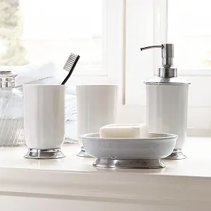 Набор для ванной комнаты LOBERON Millicent 2 стакана, мыльница и дозатор мыла, белый/серебристый цена на synthetic.ua - Фото 1 Набор для ванной комнаты LOBERON Millicent 2 стакана, мыльница и дозатор мыла, белый/серебристый synthetic.ua - Фото 1