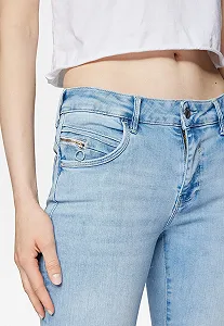 Женские джинсовые штаны MAVI ADRIANA Ice Blue Glam Stretch - 25 synthetic.ua - Фото 1