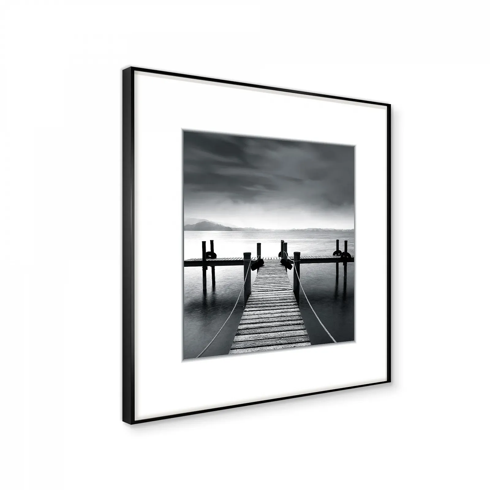 Картина в рамі STYLER Jetty 3 Дерев'яний місток та озеро Чорно-біла фотографія 50 x 50 см Чорна рама, фото №2 Картина в рамі STYLER Jetty 3 Дерев'яний місток та озеро Чорно-біла фотографія 50 x 50 см Чорна рама, фото №2