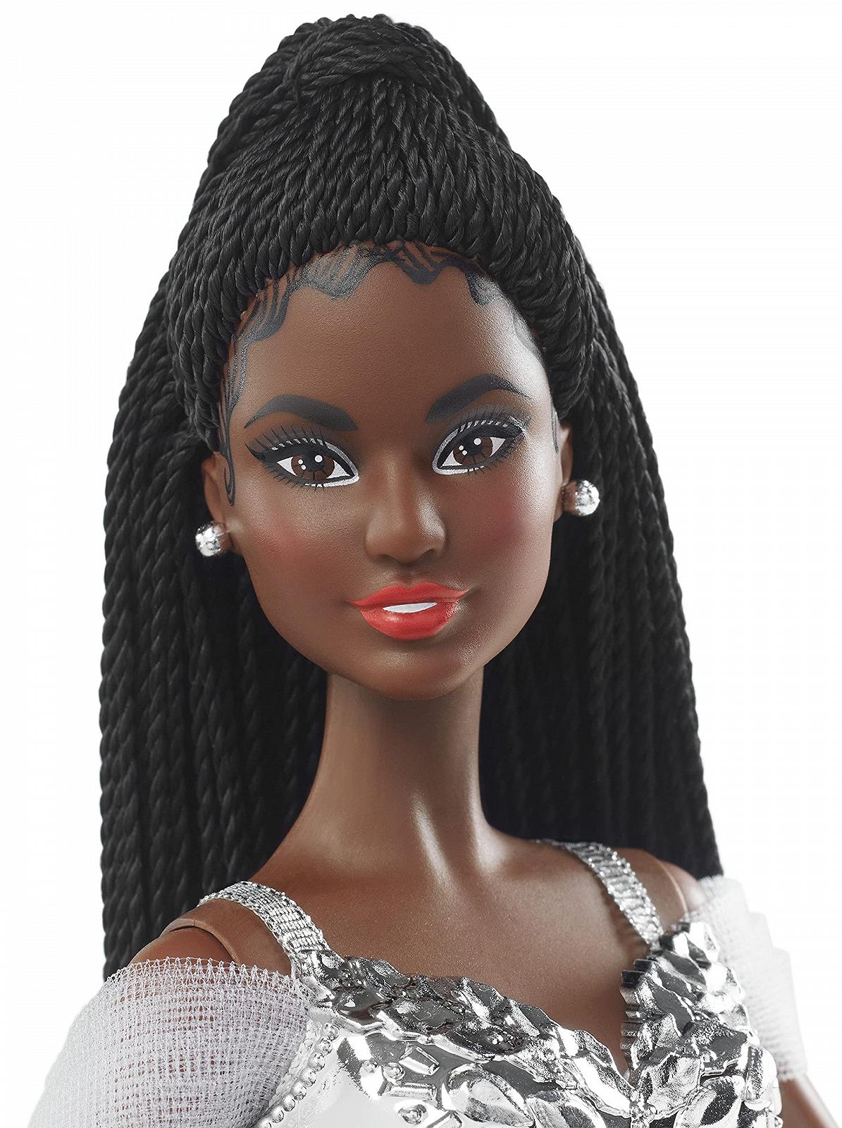 Лялька Barbie GXL22 Barbie Signature 2021 Holiday Barbie 30 см Брюнетка із заплетеним волоссям у сріблястій сукні з підставкою та сертифікатом автентичності, фото №3