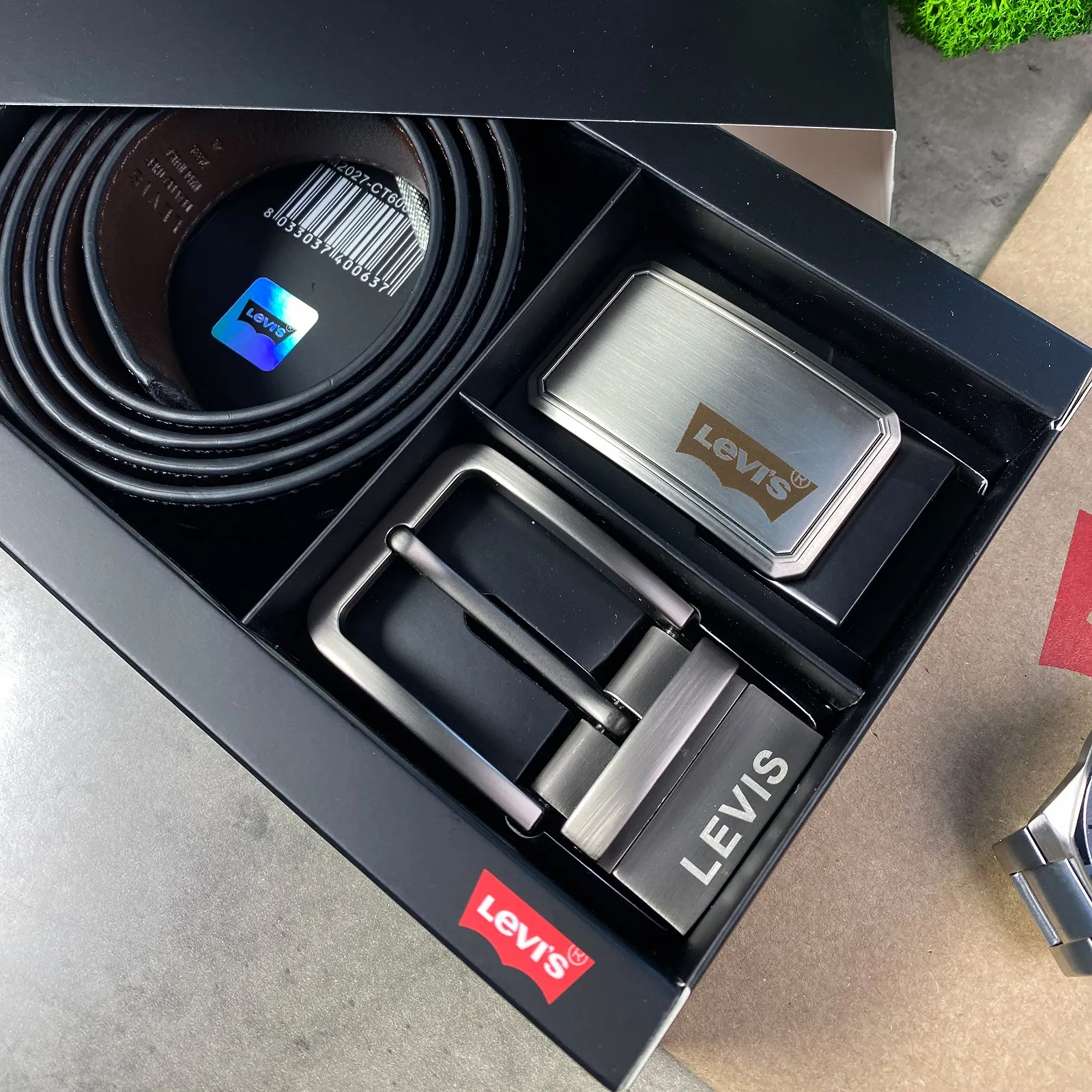 Ремінь чоловічий з натуральної шкіри Levi's подарунковий набір з двома змінними пряжками, фото №1 Ремінь чоловічий з натуральної шкіри Levi's подарунковий набір з двома змінними пряжками, фото №1