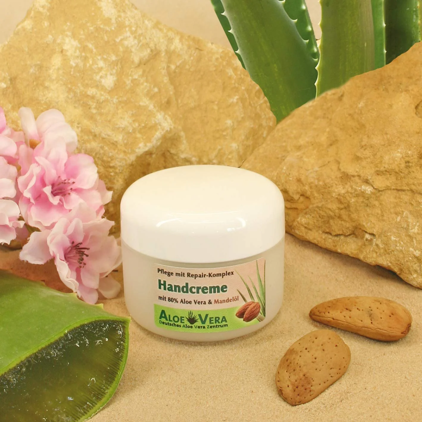 Крем для рук Aloe Vera с миндальным и маслом авокадо, маслом ши и 80% алоэ вера, фото №1