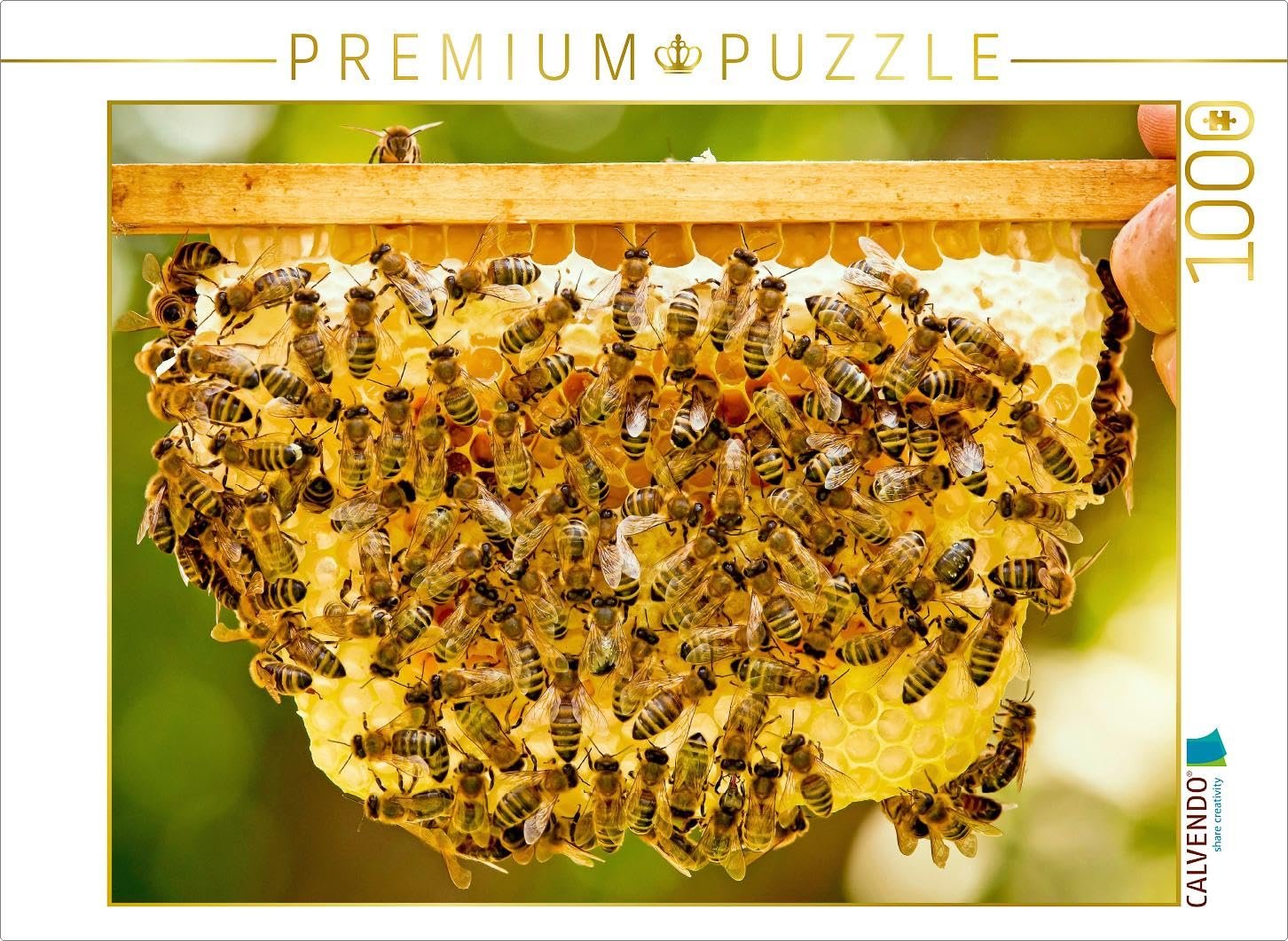 Пазл CALVENDO Beekeeper Shows One of His Honeycombs 1000 деталей 64 x 48 см, фото №1 Пазл CALVENDO Beekeeper Shows One of His Honeycombs 1000 деталей 64 x 48 см, фото №1