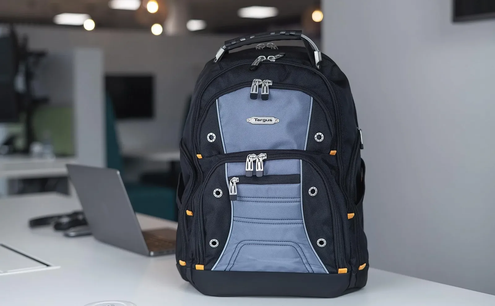 Рюкзак для ноутбука Targus DrifterTrek с портом USB Power Pass-Thru, фото №2 Рюкзак для ноутбука Targus DrifterTrek с портом USB Power Pass-Thru, фото №2