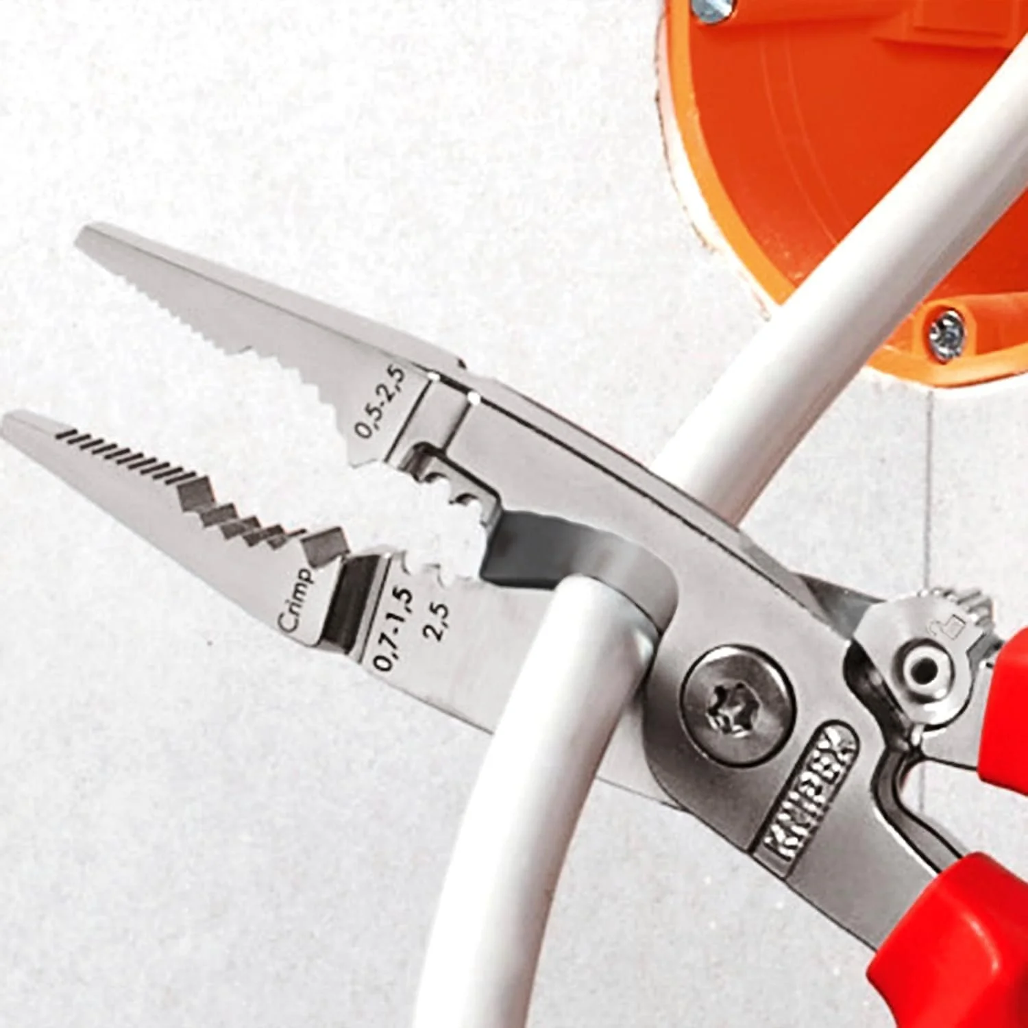 Плоскогубцы Knipex 13 86 200 Электромонтажные, VDE, для резки кабеля, зачистки, обжима концевых гильз, захвата, сгибания, многофункциональные, фото №4 Плоскогубцы Knipex 13 86 200 Электромонтажные, VDE, для резки кабеля, зачистки, обжима концевых гильз, захвата, сгибания, многофункциональные, фото №4