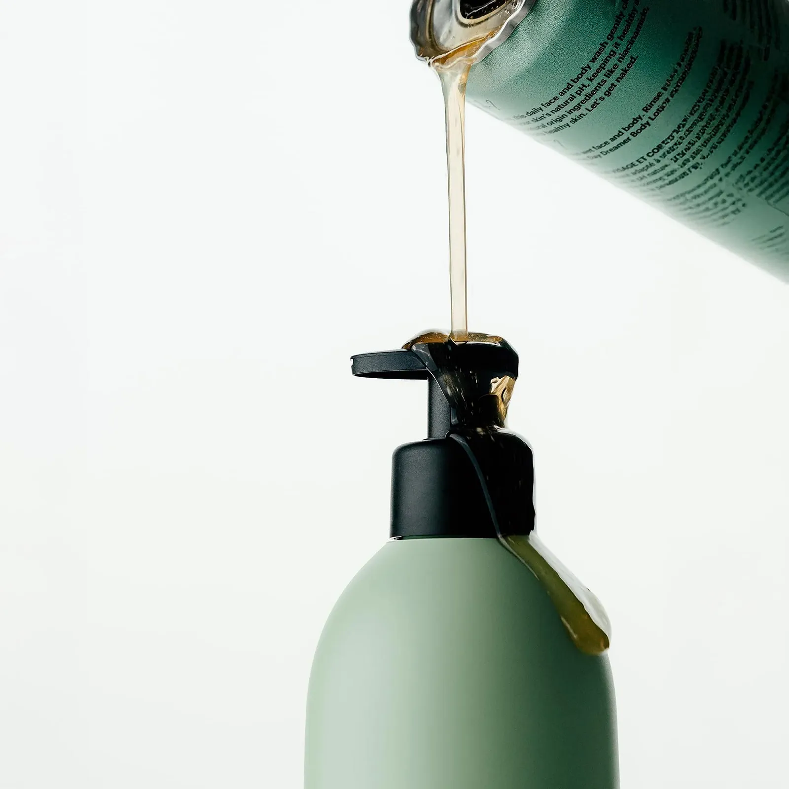 Гель для умывания Лица и Тела Veganes, 330 мл, с дозатором Twist & Pop, зеленый, с ниацинамидом, зеленым чаем и капустой кале, pH-нейтральный, фото №6