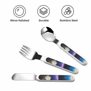 Набор детских столовых приборов с принтом Cosmic Saturn, три предмета, для детского сада, многоразовый цена на synthetic.ua - Фото 1 Набор детских столовых приборов с принтом Cosmic Saturn, три предмета, для детского сада, многоразовый synthetic.ua - Фото 1